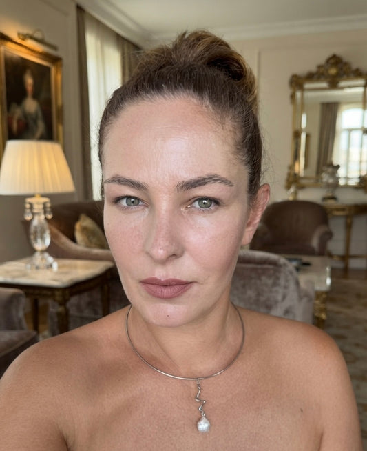 mujer con choker de plata y perla Sol & Perla