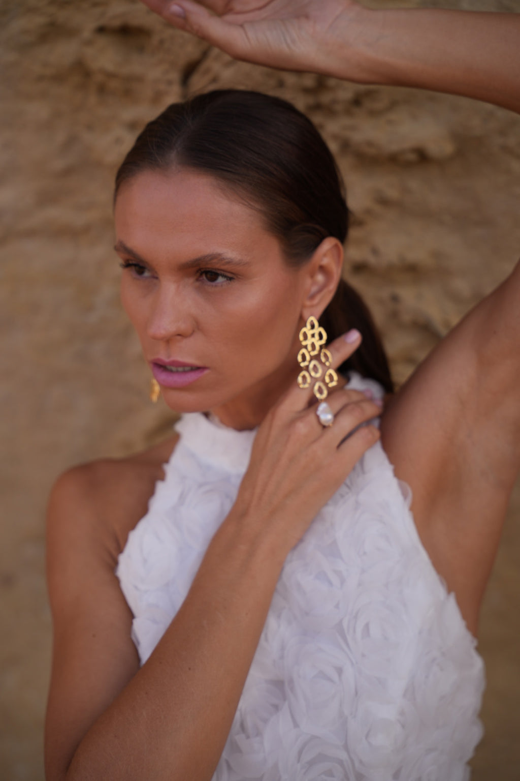 Sol &Perla, Fuerza y delicadeza en un solo gesto. Sol &Perla  Power and grace in perfect balance.