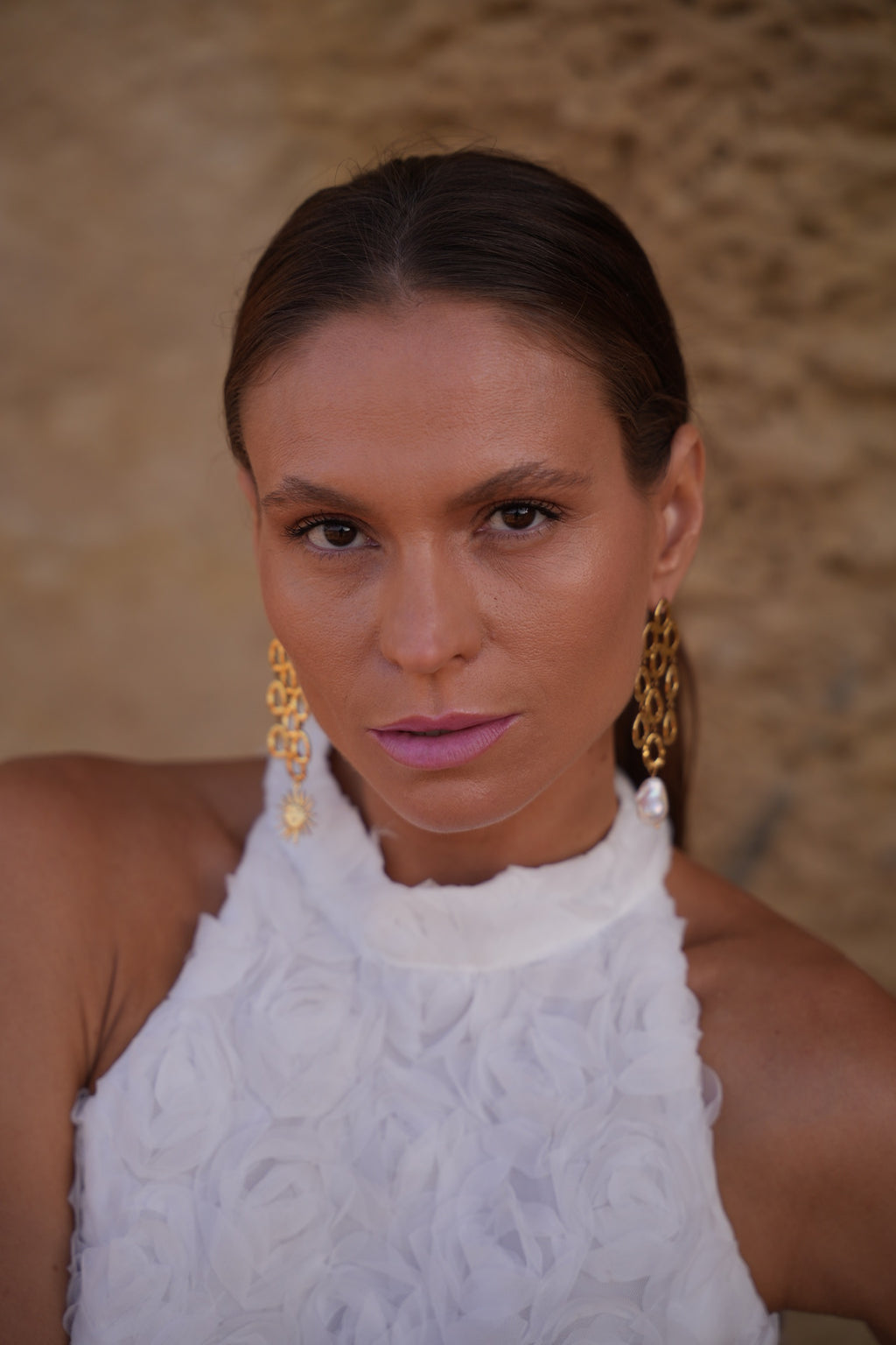 Sol &Perla, Fuerza y delicadeza en un solo gesto. Sol &Perla  Power and grace in perfect balance.