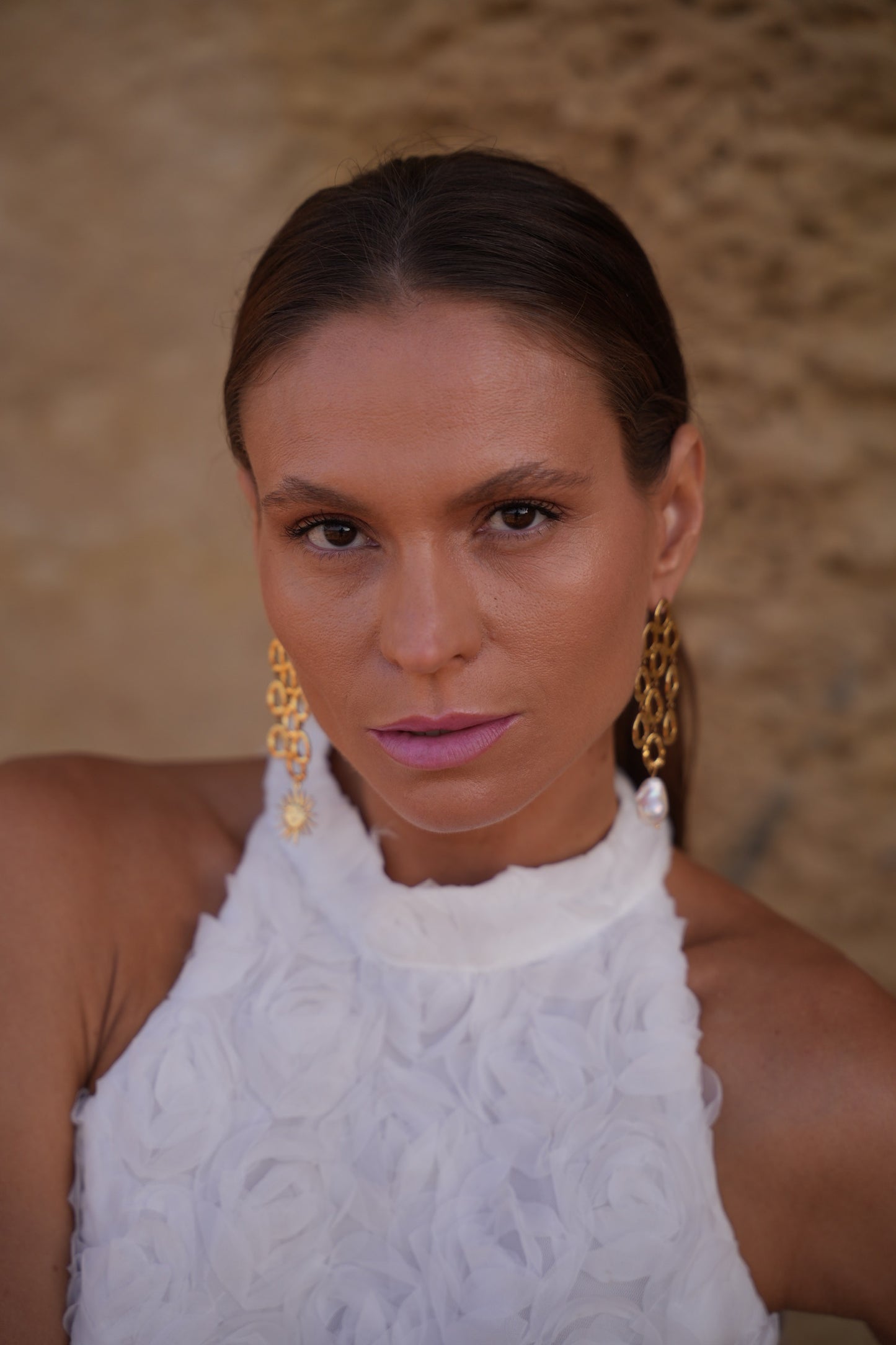 Sol &Perla, Fuerza y delicadeza en un solo gesto. Sol &Perla  Power and grace in perfect balance.