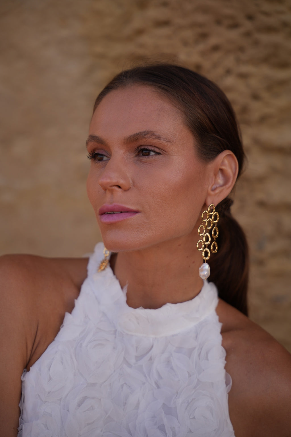 Sol &Perla, Fuerza y delicadeza en un solo gesto. Sol &Perla  Power and grace in perfect balance.
