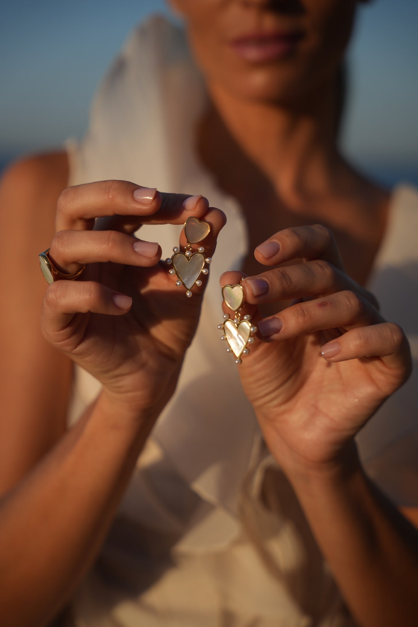 Detalle de los pendientes Corazón del Sol con nácar y perlas