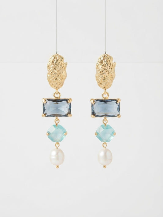 Pendientes Aura Celeste con piedra azul, detalle celeste y perla, acabado dorado