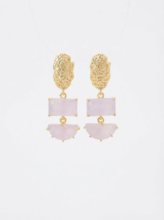 Pendientes Aura Violeta con detalle geometrico en tono violeta, acabado dorado