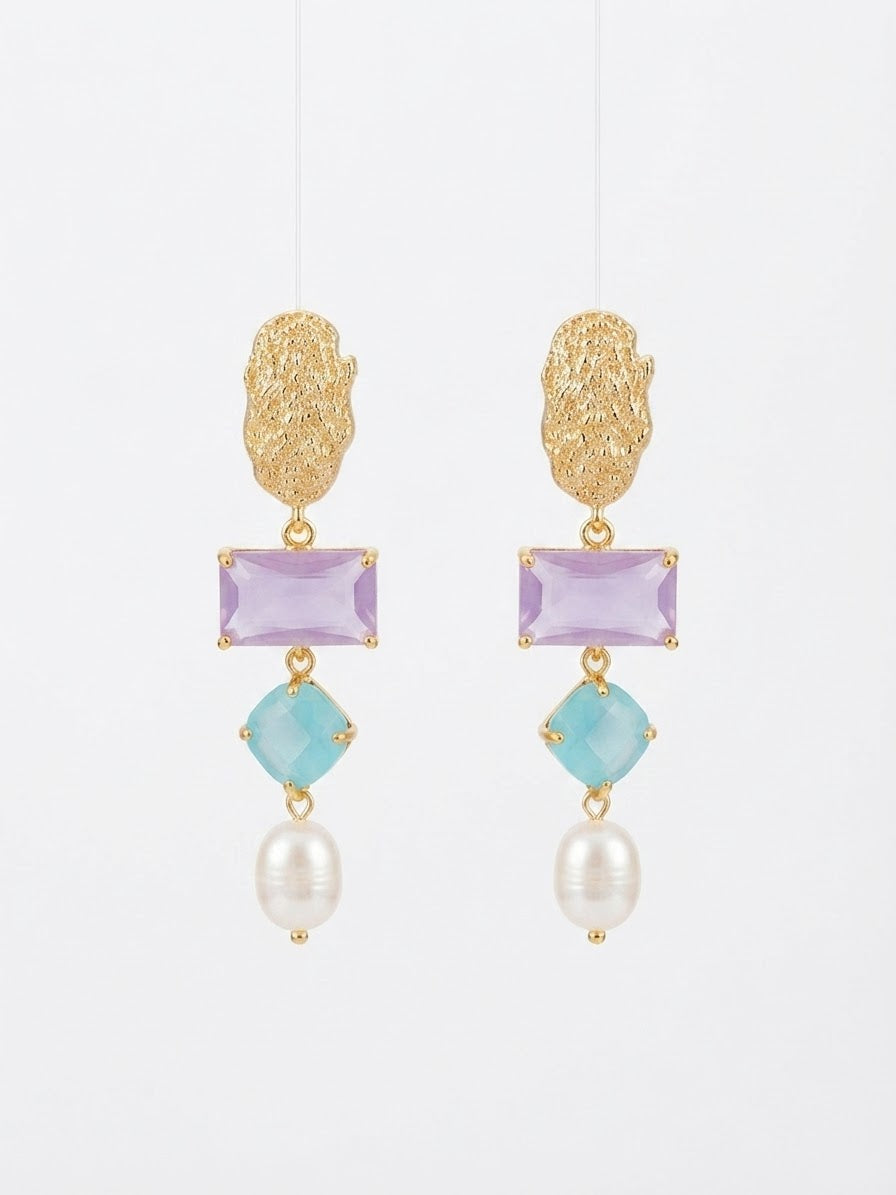 Pendientes Luz Violeta con piedra violeta, detalle celeste y perla, acabado dorado