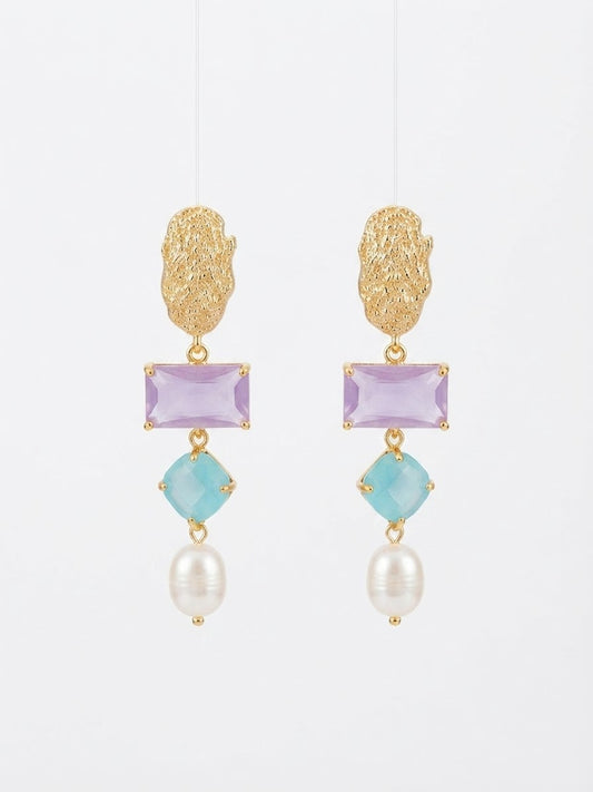 Pendientes Luz Violeta con piedra violeta, detalle celeste y perla, acabado dorado