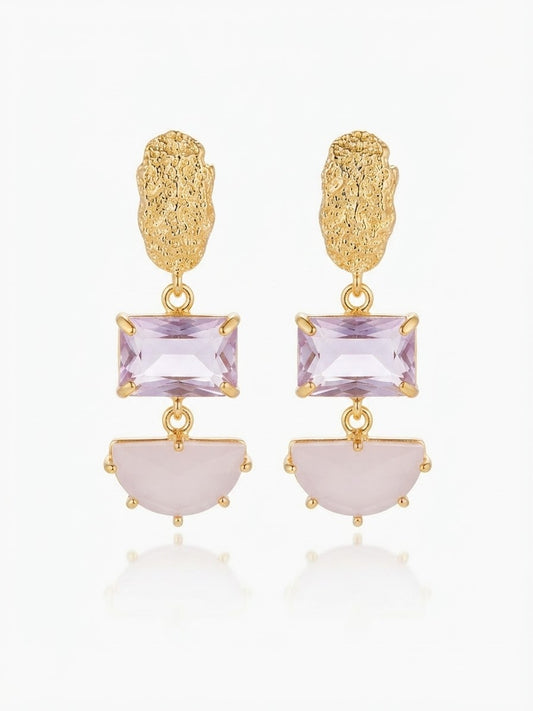 Pendientes Luz de Lavanda con piedra lila facetada y detalle rosa, acabado dorado