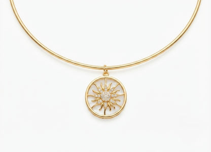 colgante de sol grabado a mano con baño de oro