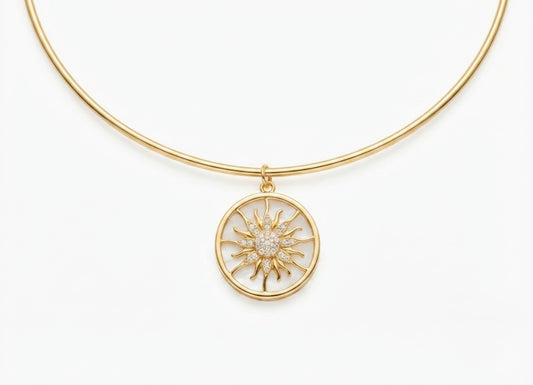 colgante de sol grabado a mano con baño de oro