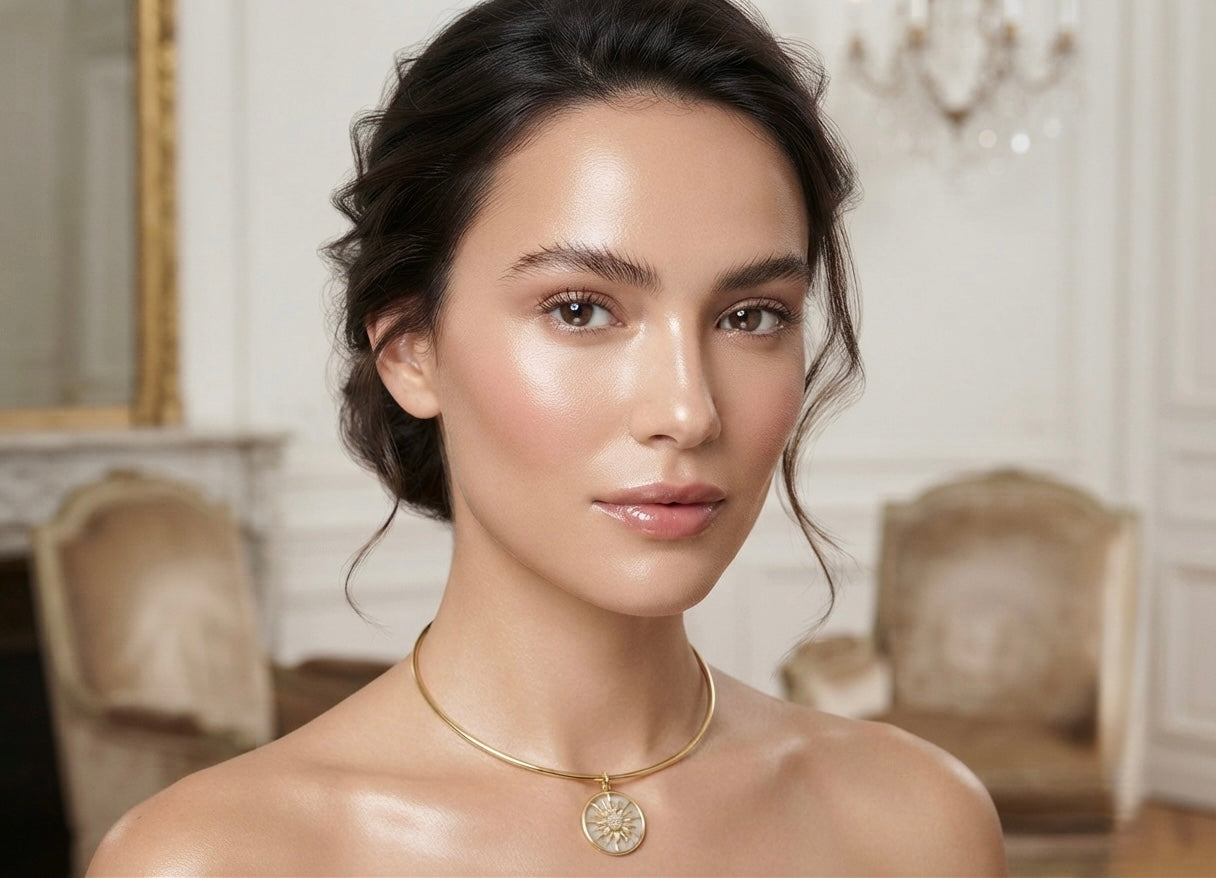 mujer con collar dorado de sol Sol & Perla