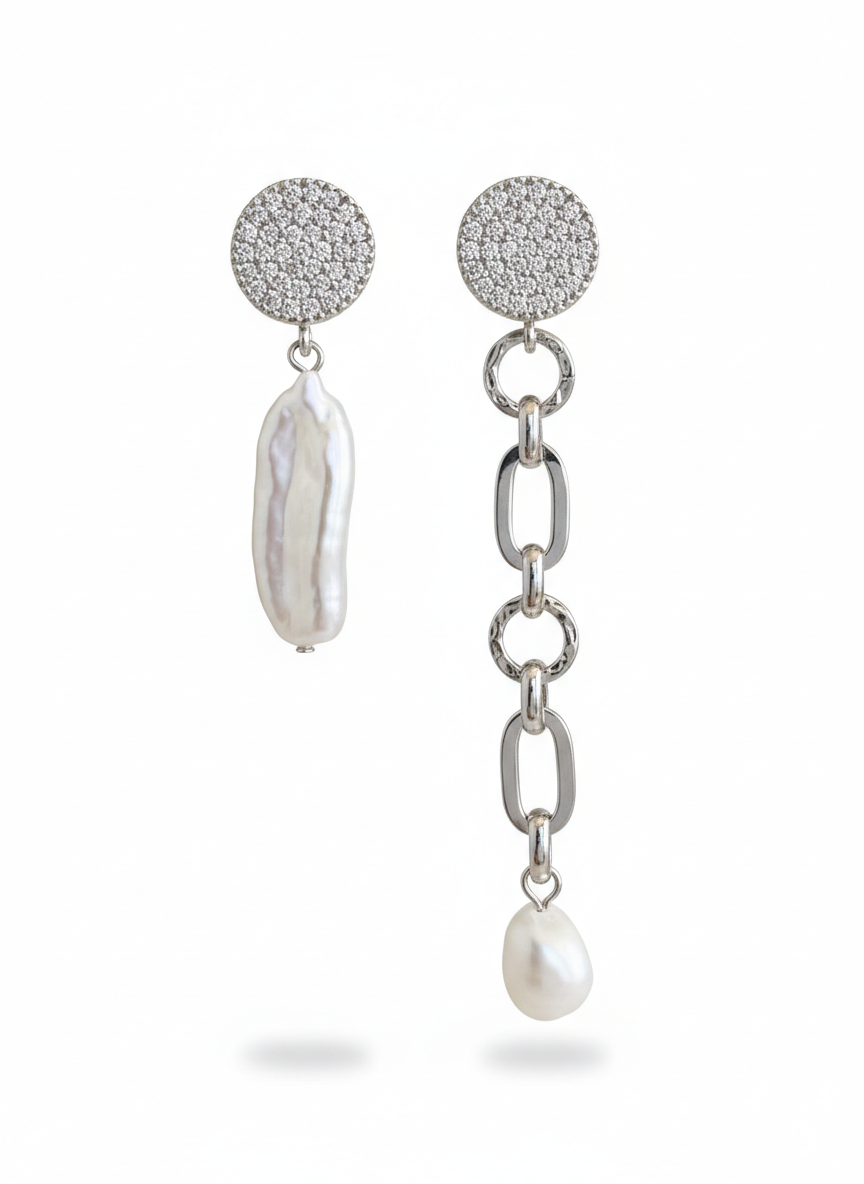 mujer con pendientes asimétricos de perla barroca
