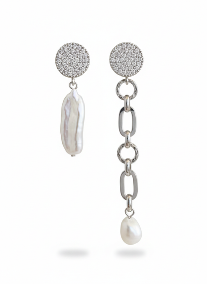 mujer con pendientes asimétricos de perla barroca

