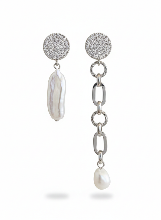 mujer con pendientes asimétricos de perla barroca
