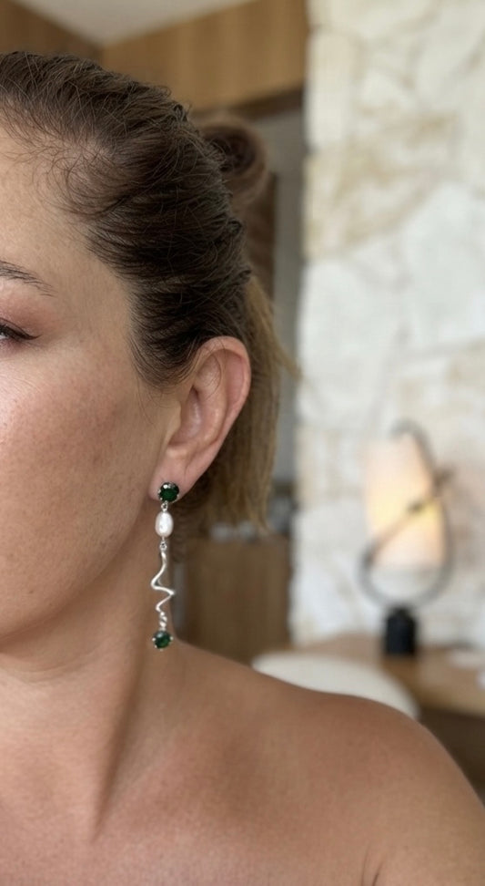 mujer con pendientes largos de piedra verde Sol & Perla