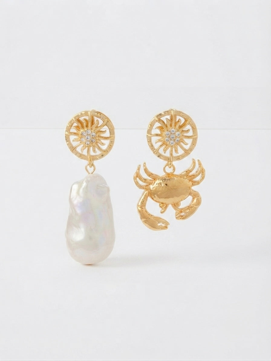 pendientes asimétricos dorados con cangrejo y perla barroca