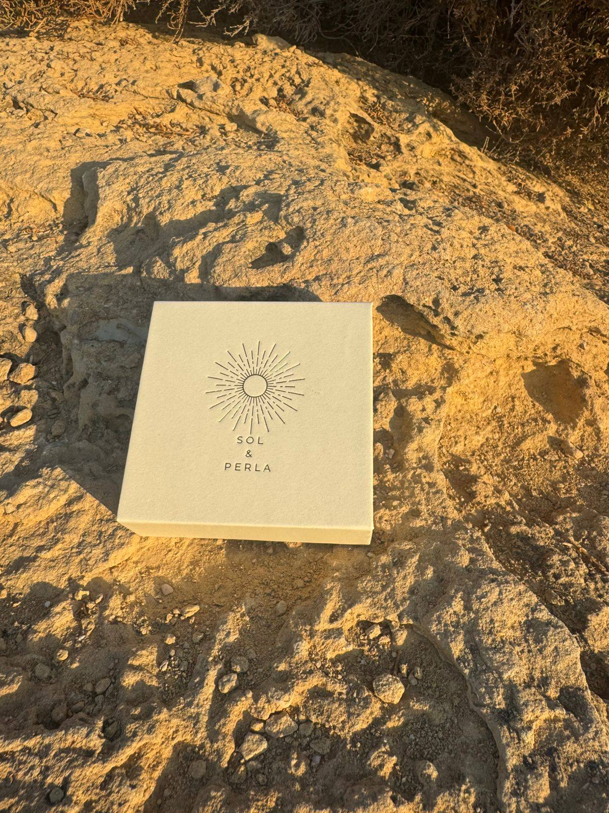 Sol &Perla, Fuerza y delicadeza en un solo gesto. Sol &Perla  Power and grace in perfect balance.