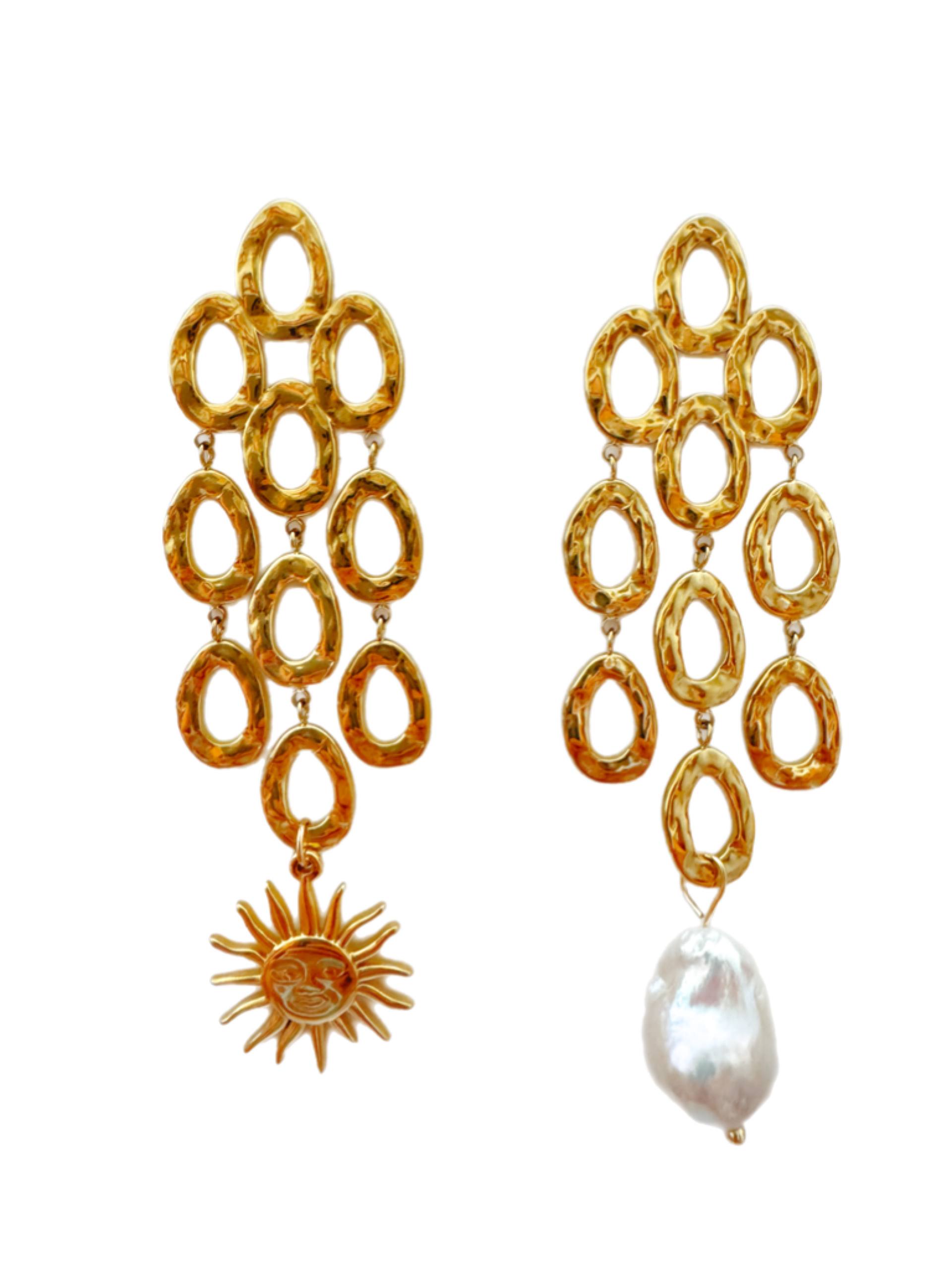 Sol &Perla, Fuerza y delicadeza en un solo gesto. Sol &Perla  Power and grace in perfect balance.