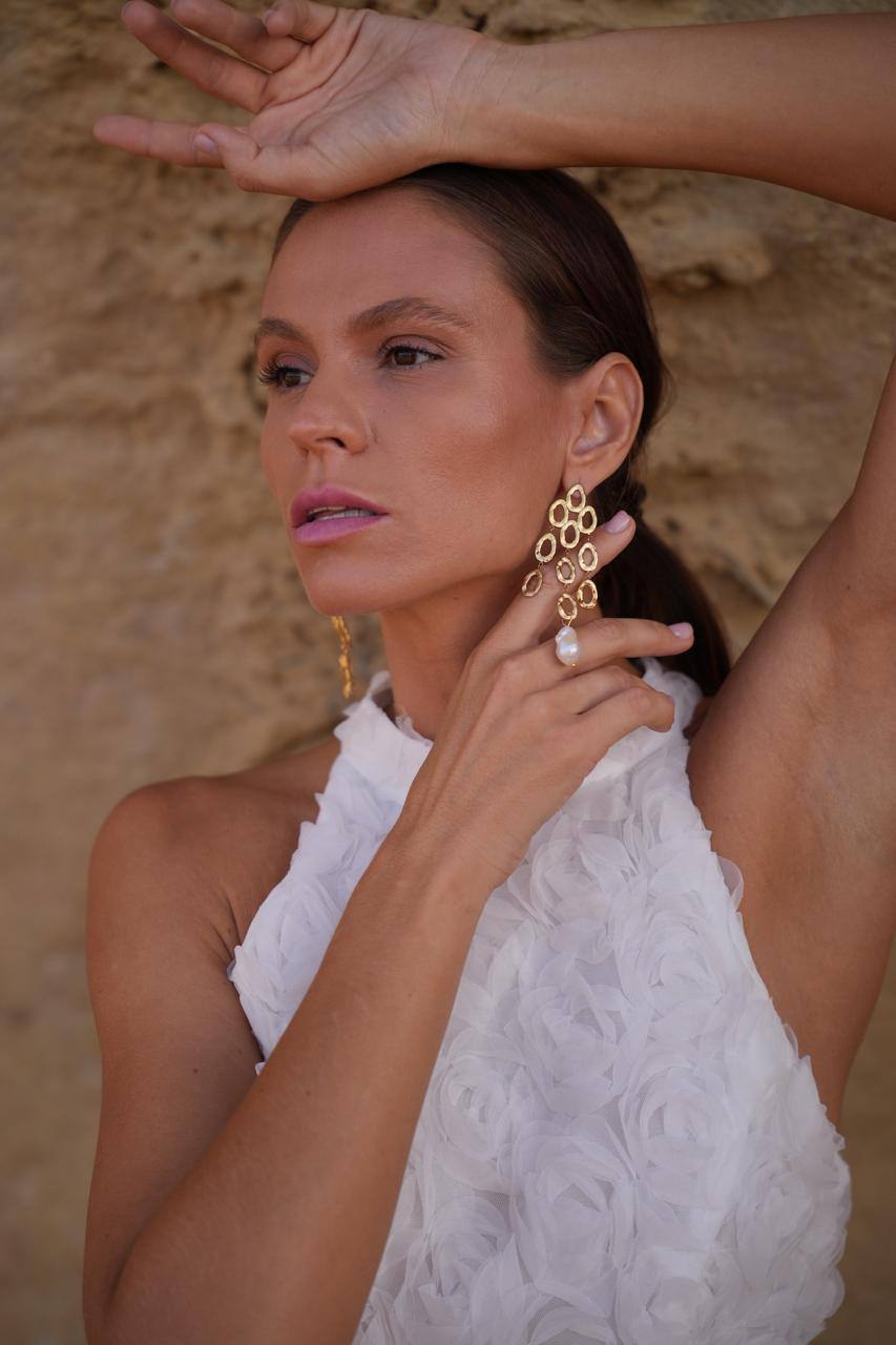 Sol &Perla, Fuerza y delicadeza en un solo gesto. Sol &Perla  Power and grace in perfect balance.