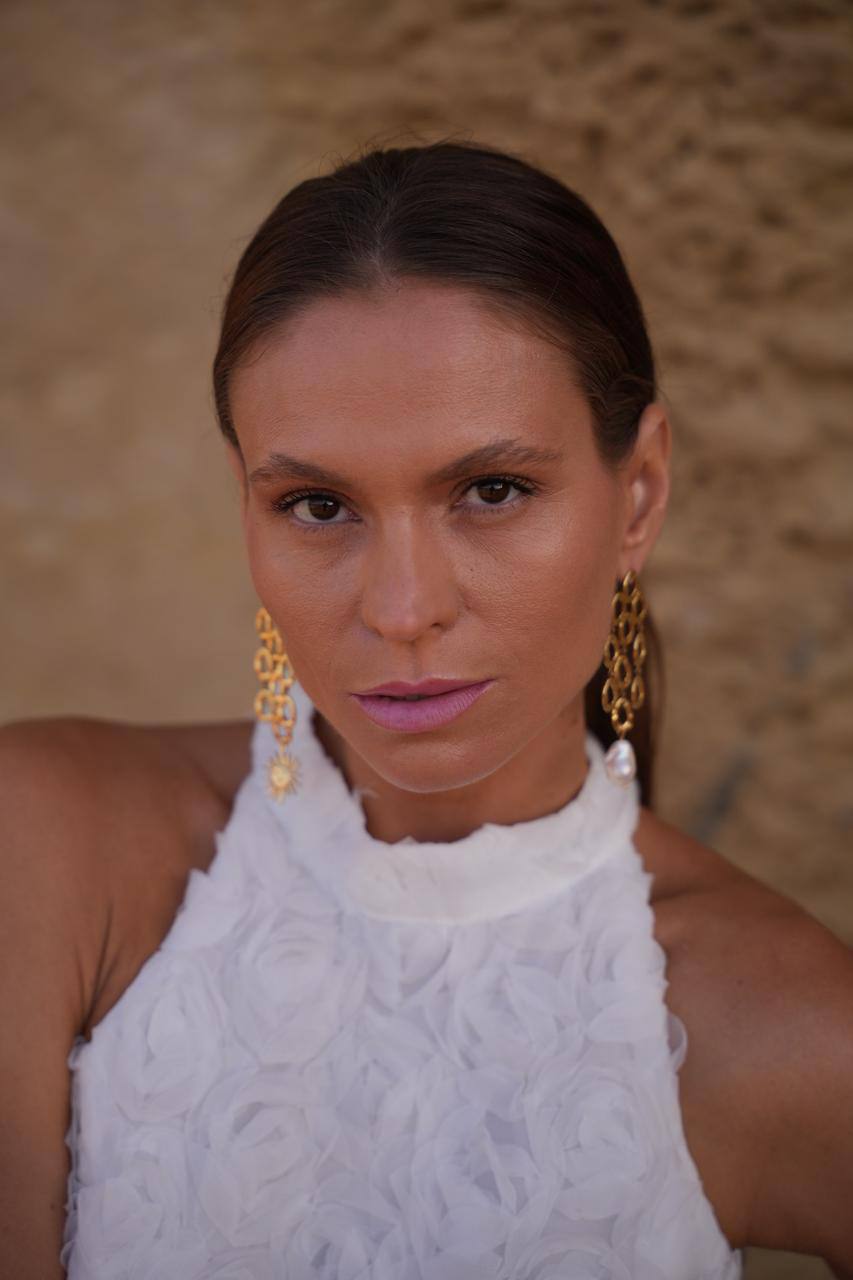 Sol &Perla, Fuerza y delicadeza en un solo gesto. Sol &Perla  Power and grace in perfect balance.