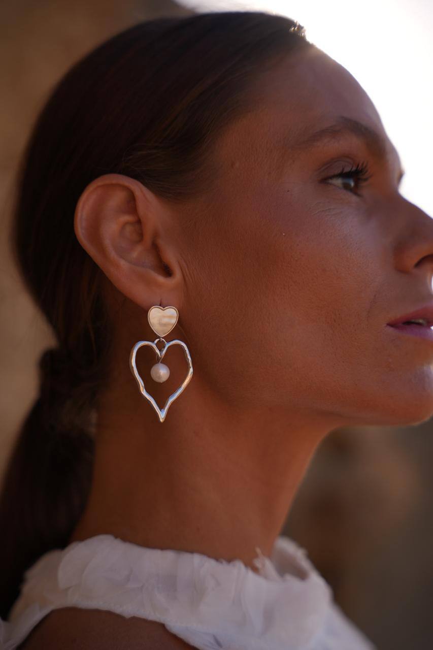 LUZ DEL CORAZÓN La luz más pura nace dentro. LUZ DEL CORAZÓN The truest light shines from within.