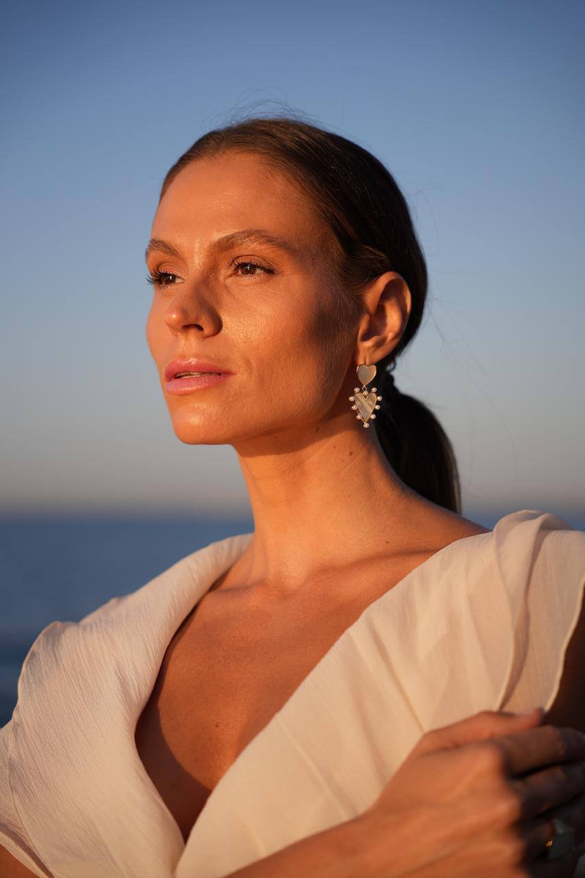 CORAZÓN DEL SOL  Dicen que el sol deja un pedacito de su alma en cada amanecer. CORAZÓN DEL SOL  They say the sun leaves a piece of its soul in every dawn.