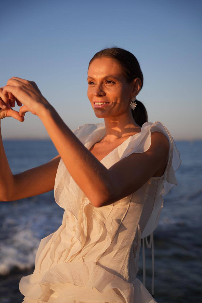 CORAZÓN DEL SOL  Dicen que el sol deja un pedacito de su alma en cada amanecer. CORAZÓN DEL SOL  They say the sun leaves a piece of its soul in every dawn.