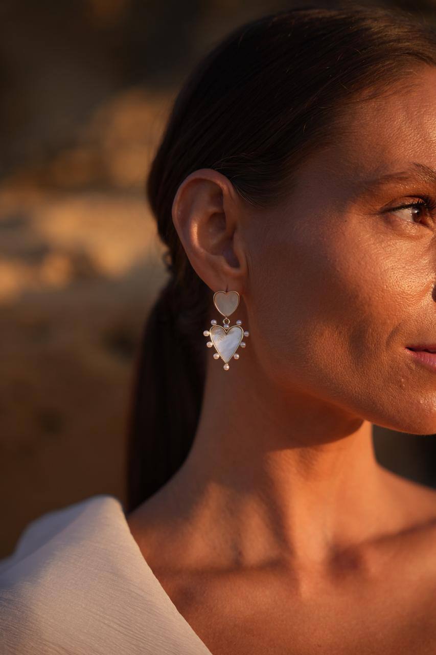 CORAZÓN DEL SOL  Dicen que el sol deja un pedacito de su alma en cada amanecer. CORAZÓN DEL SOL  They say the sun leaves a piece of its soul in every dawn.