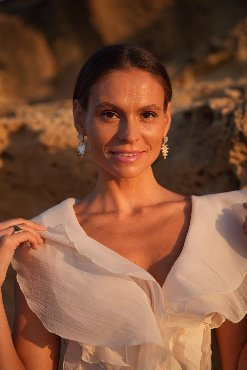 CORAZÓN DEL SOL  Dicen que el sol deja un pedacito de su alma en cada amanecer. CORAZÓN DEL SOL  They say the sun leaves a piece of its soul in every dawn.